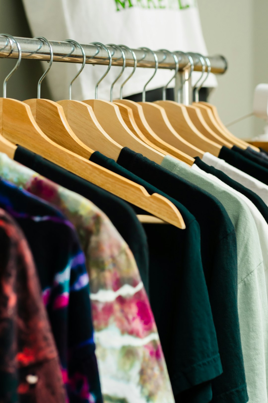t-shirts-on-hangers-in-a-retail-display-i-pe89uqrk